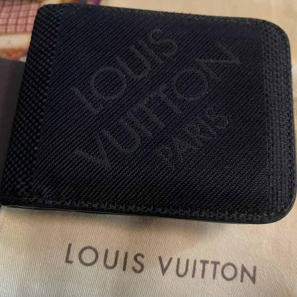 šLouis Vuitton Menās Black Sport Wallet. - Picture 8 of 11